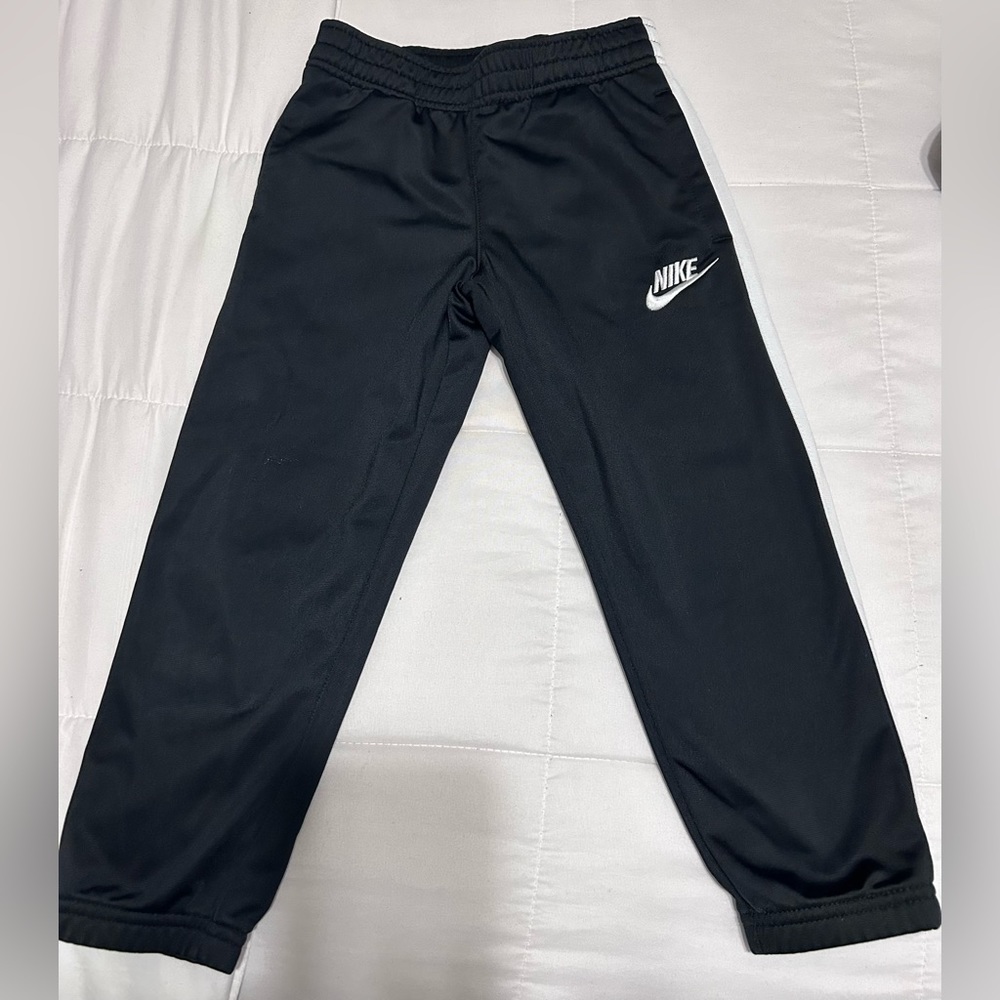 Toddler boys Nike tracksuit. - Picture 3 of 7